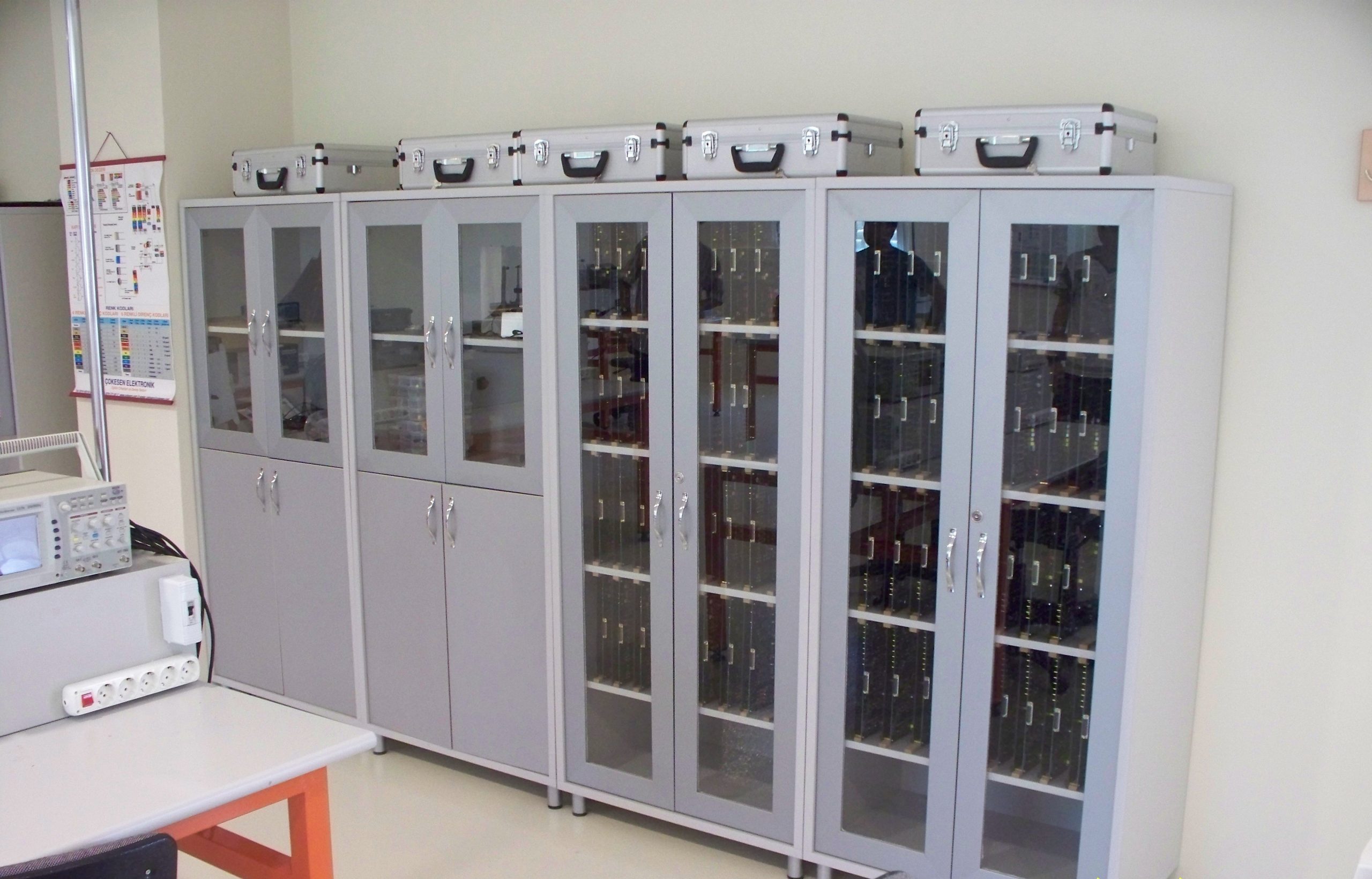 Elektronik modül saklama dolabı